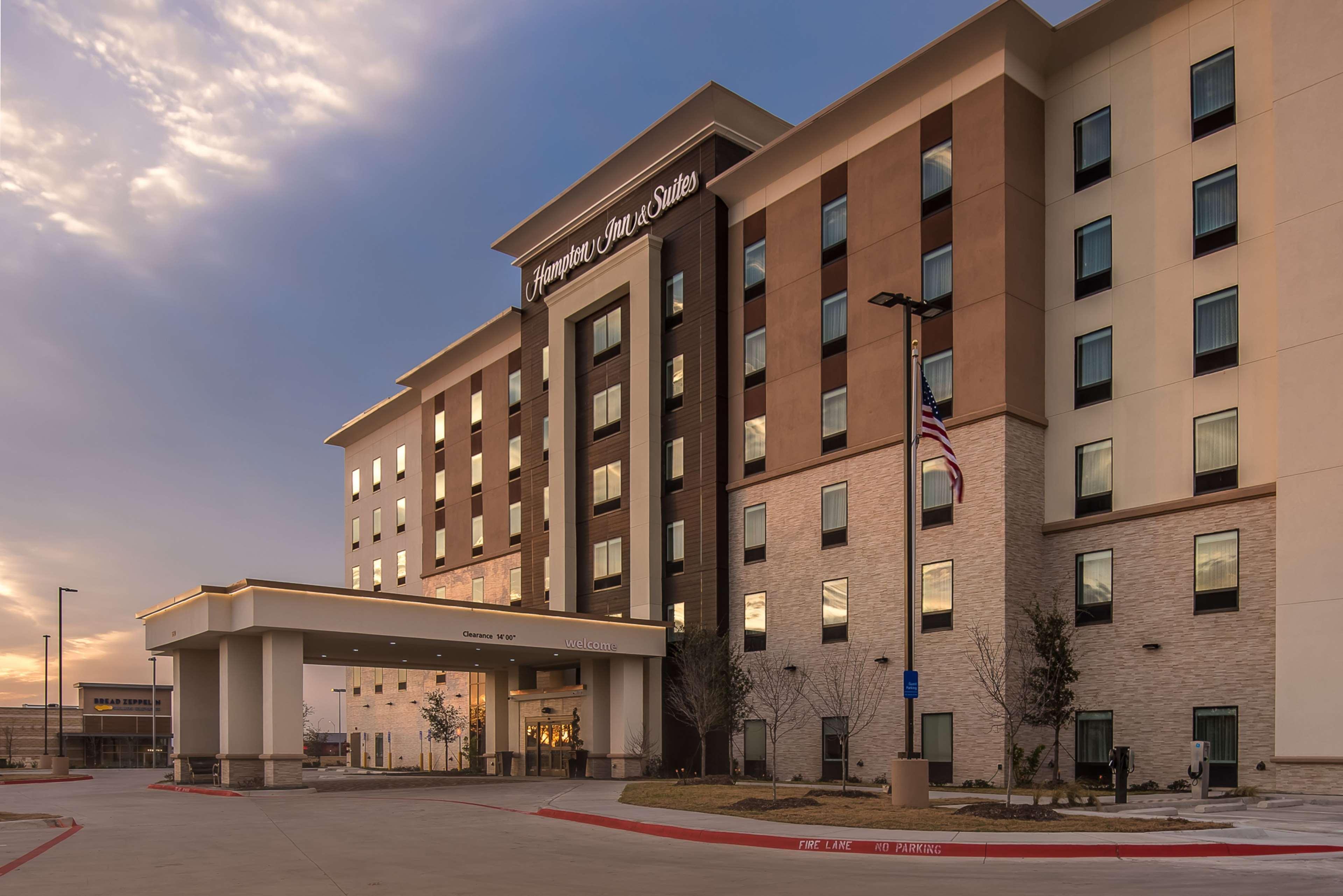Hampton Inn & Suites Dallas-Колони Экстерьер фото